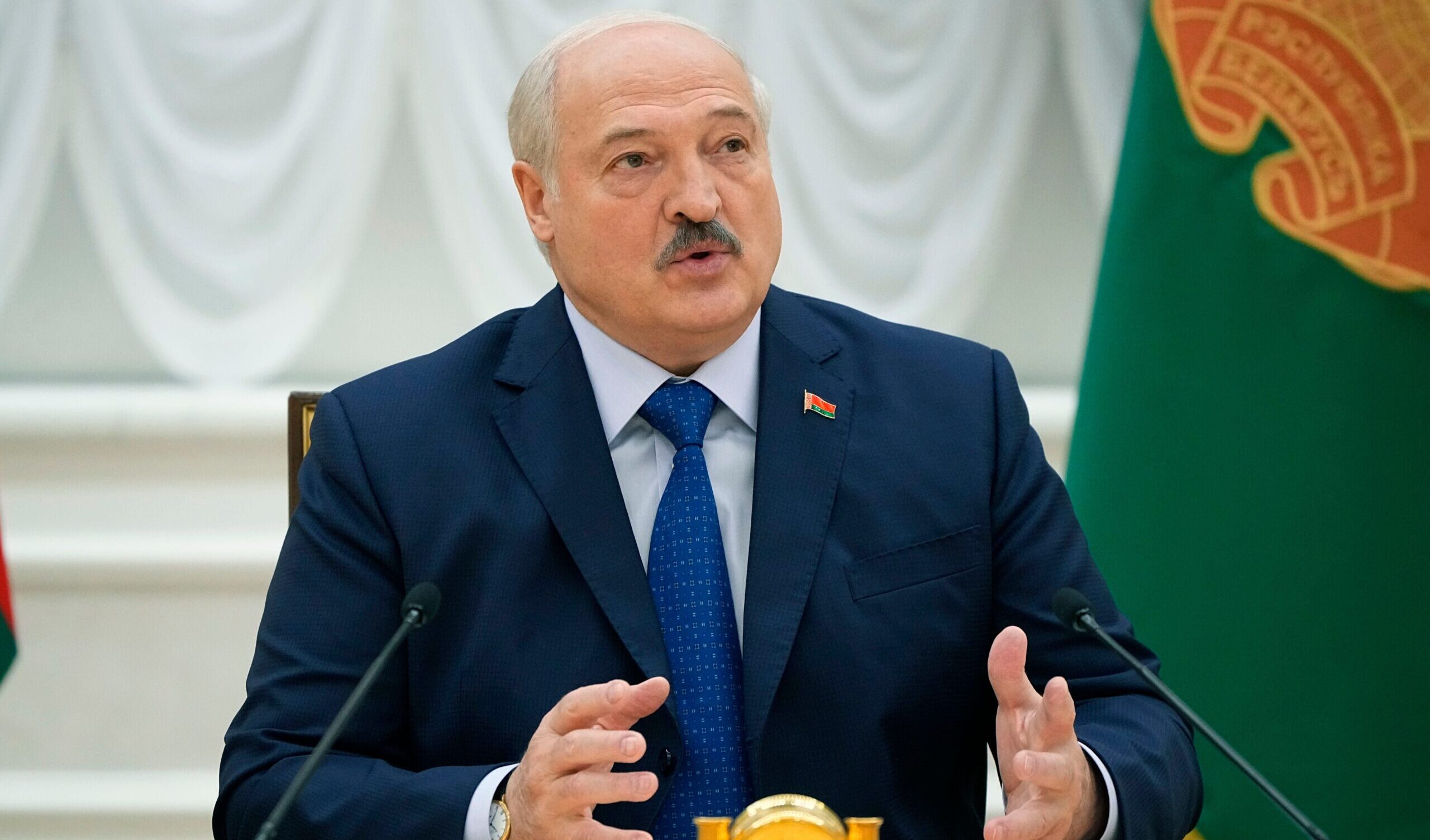 Lukashenko ispeziona i carri armati al confine con la Lituania e annuncia l'uso della armi contro 'ogni provocazione"