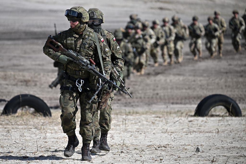 La Polonia manda una task force al confine con la Bielorussia La Polonia manda una task force al confine con la Bielorussia