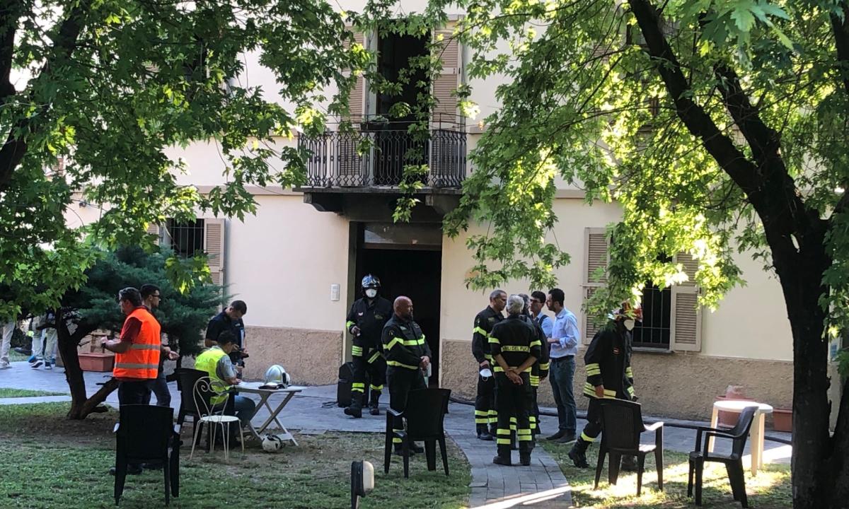 Incendio in una struttura per anziani e disabili: muore una donna, 11 intossicati