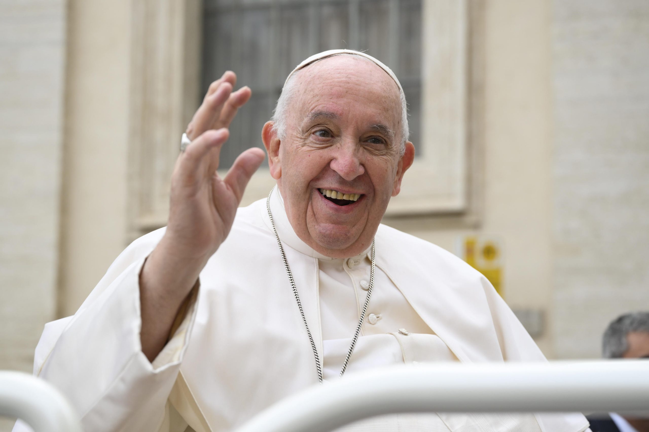 Papa Francesco: "In troppi parlano solo di guerra, la retorica bellicista è tornata di moda: ora sogniamo la pace"