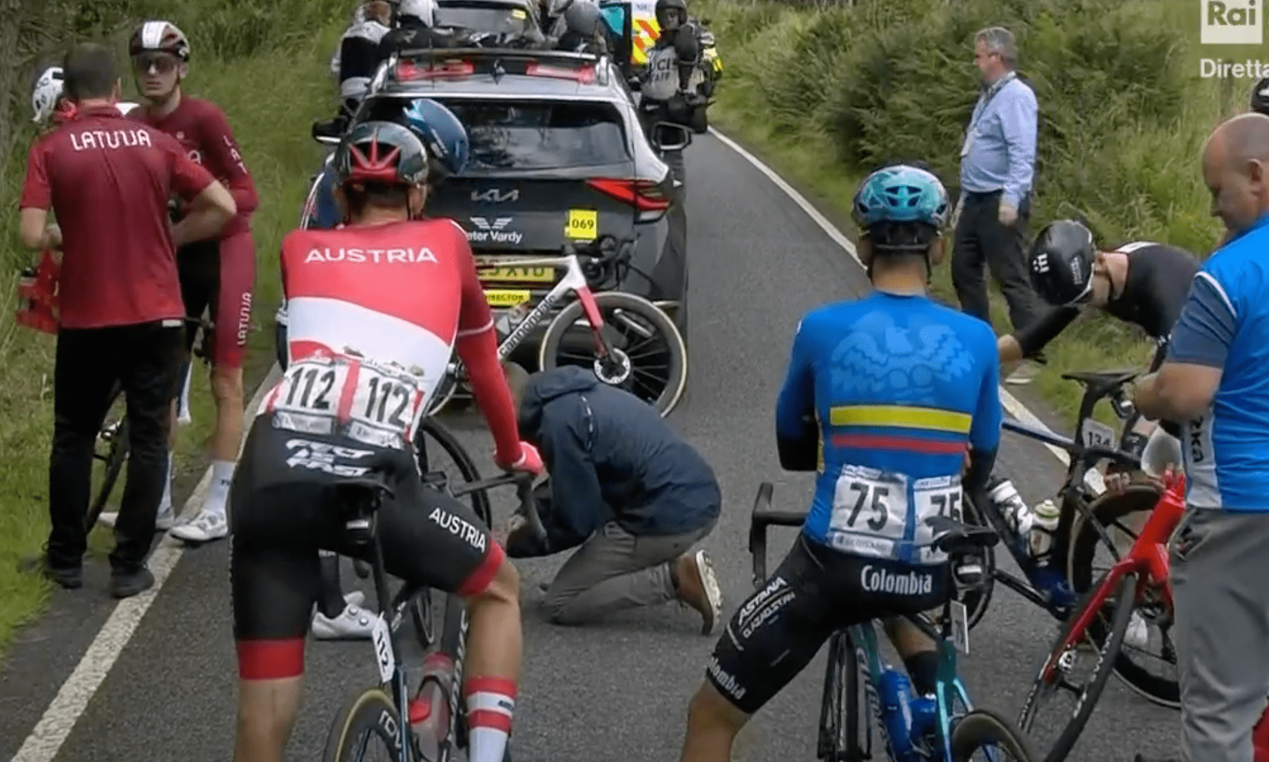 Mondiali di ciclismo, un gruppo di manifestanti blocca la corsa iridata