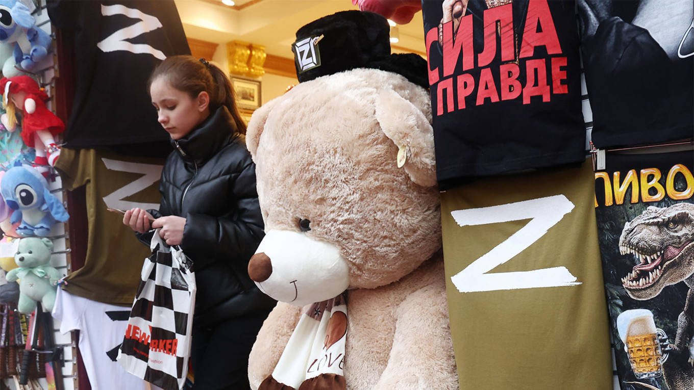 Russia: a processo per aver criticato un bambino che aveva un cappello con la Z Russia: a processo per aver criticato un bambino che aveva un cappello con la Z