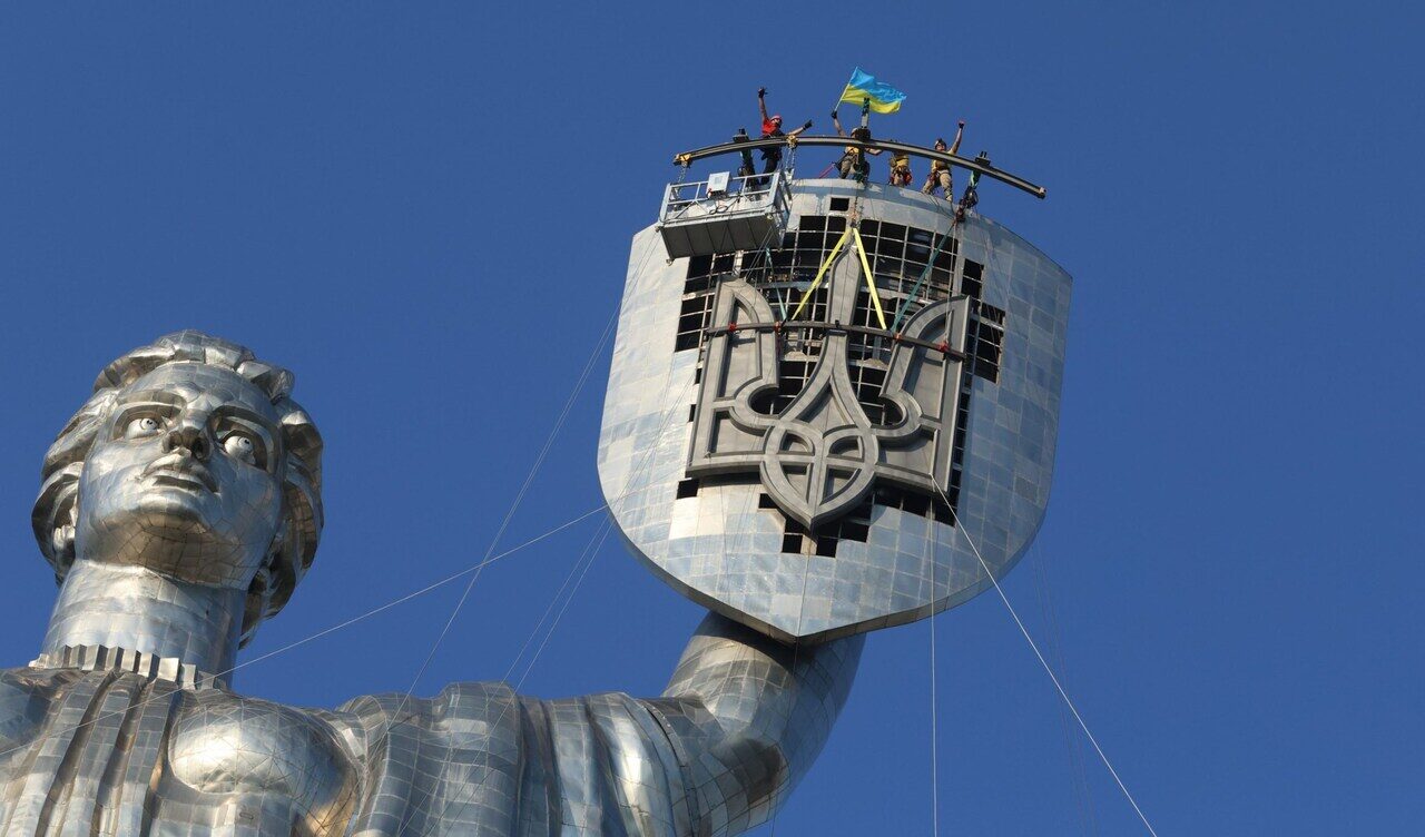 Kiev: il tridente ucraino al posto della falce e martello sovietica sul monumento della madrepatria Kiev: il tridente ucraino al posto della falce e martello sovietica sul monumento della madrepatria