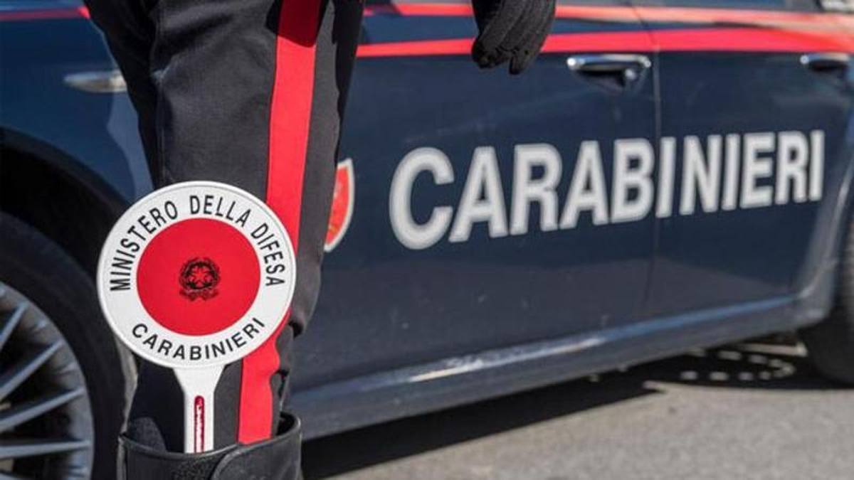 Uccide l'ex moglie a coltellate davanti alla figlia e le chiede di chiamare i carabinieri