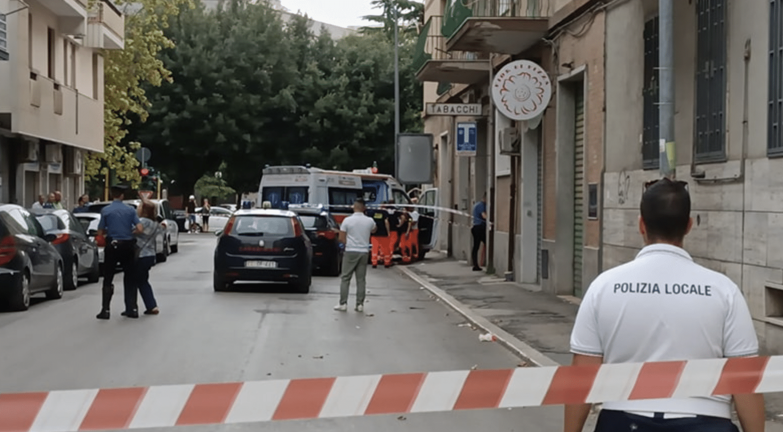 Una tabaccaia uccisa a coltellate in negozio: ipotesi di una rapina finita male