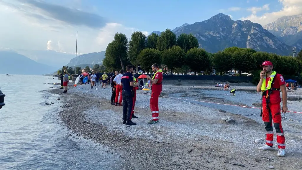 Bimba si tuffa nel lago di Como con il fratello ma non riemerge