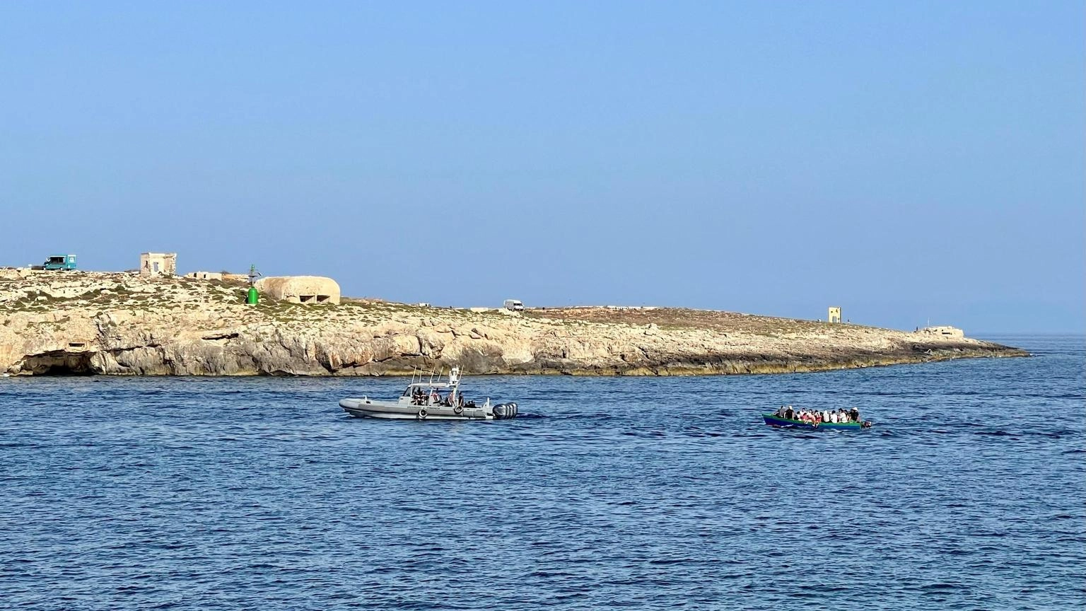 Lampedusa, la Guardia Costiera recupera 46 persone sugli scogli: tutti pakistani ed egiziani, tra loro anche un morto