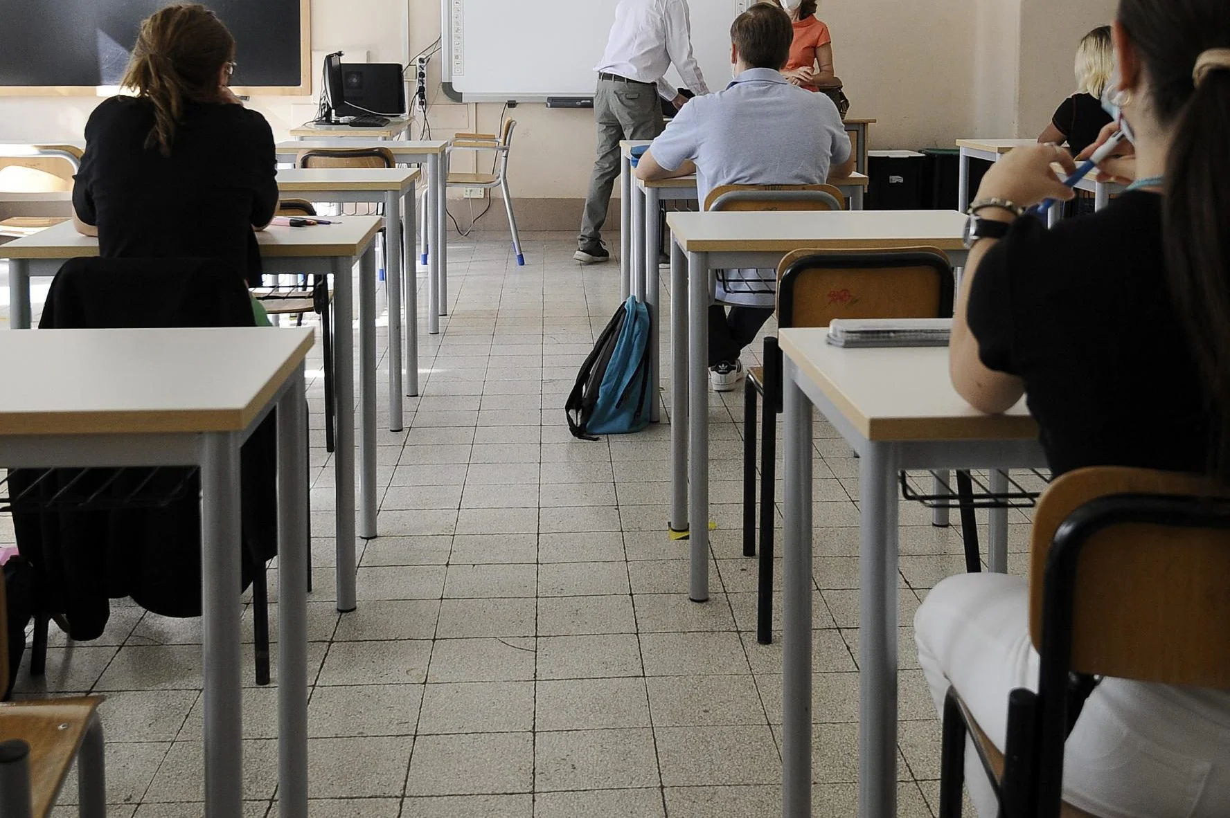 Minaccia di morte e chiude le mani di un insegnante in una porta, denunciato uno studente minorenne di Porto Torres