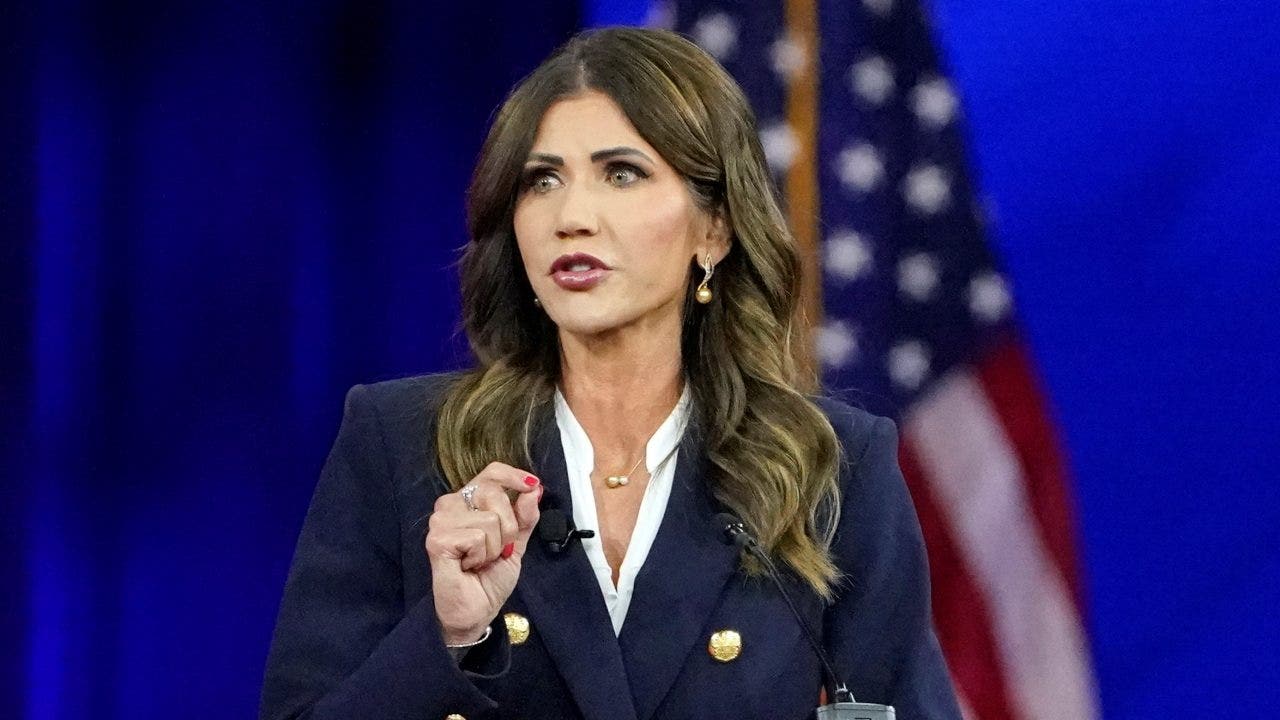 La governatrice 'dio, patria e famiglia' del sud Dakota scoperta con l'amante: caos nel Gop