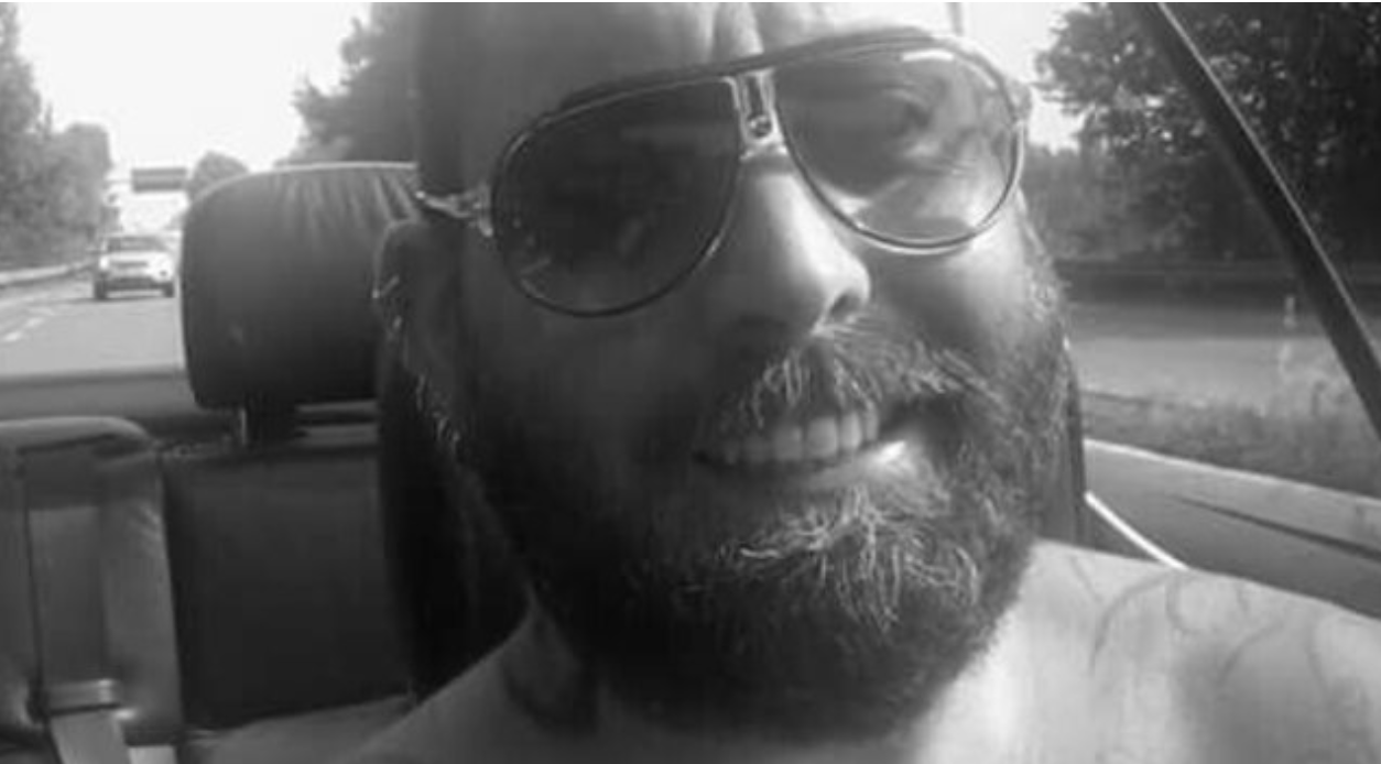Cerca vendetta per il figliastro morto ma viene ucciso dai proprietari di un bar