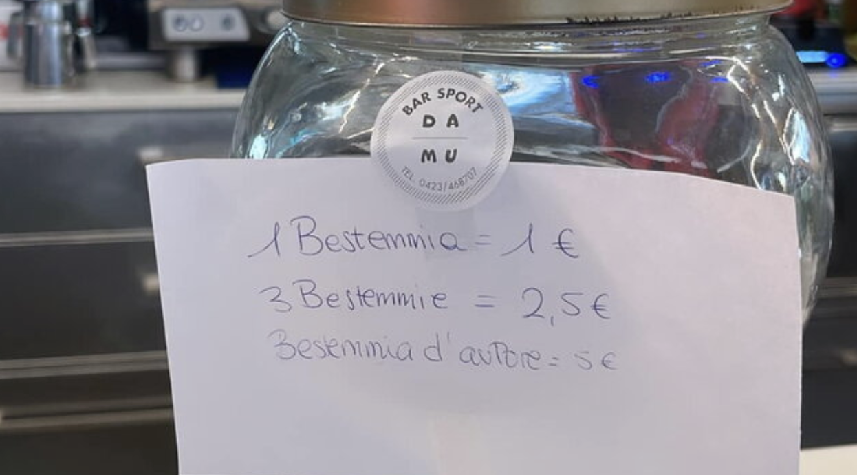 Un bar ha deciso di multare i clienti che bestemmiano: il ricavato in beneficienza