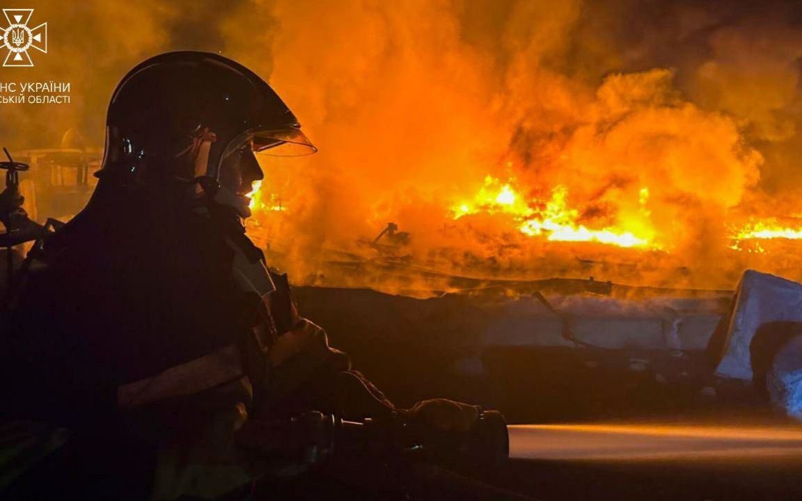 La Russia lancia un massiccio attacco con droni e missili su Kiev: 15 feriti