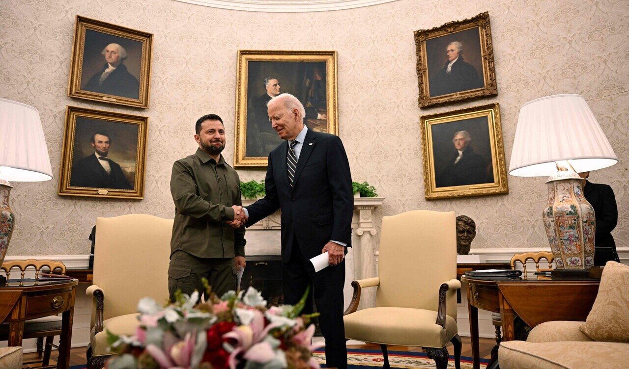 Biden a Zelensky: "Putin ha sottovalutato il popolo ucraino quando ha invaso in Donbass" Biden a Zelensky: "Putin ha sottovalutato il popolo ucraino quando ha invaso in Donbass"
