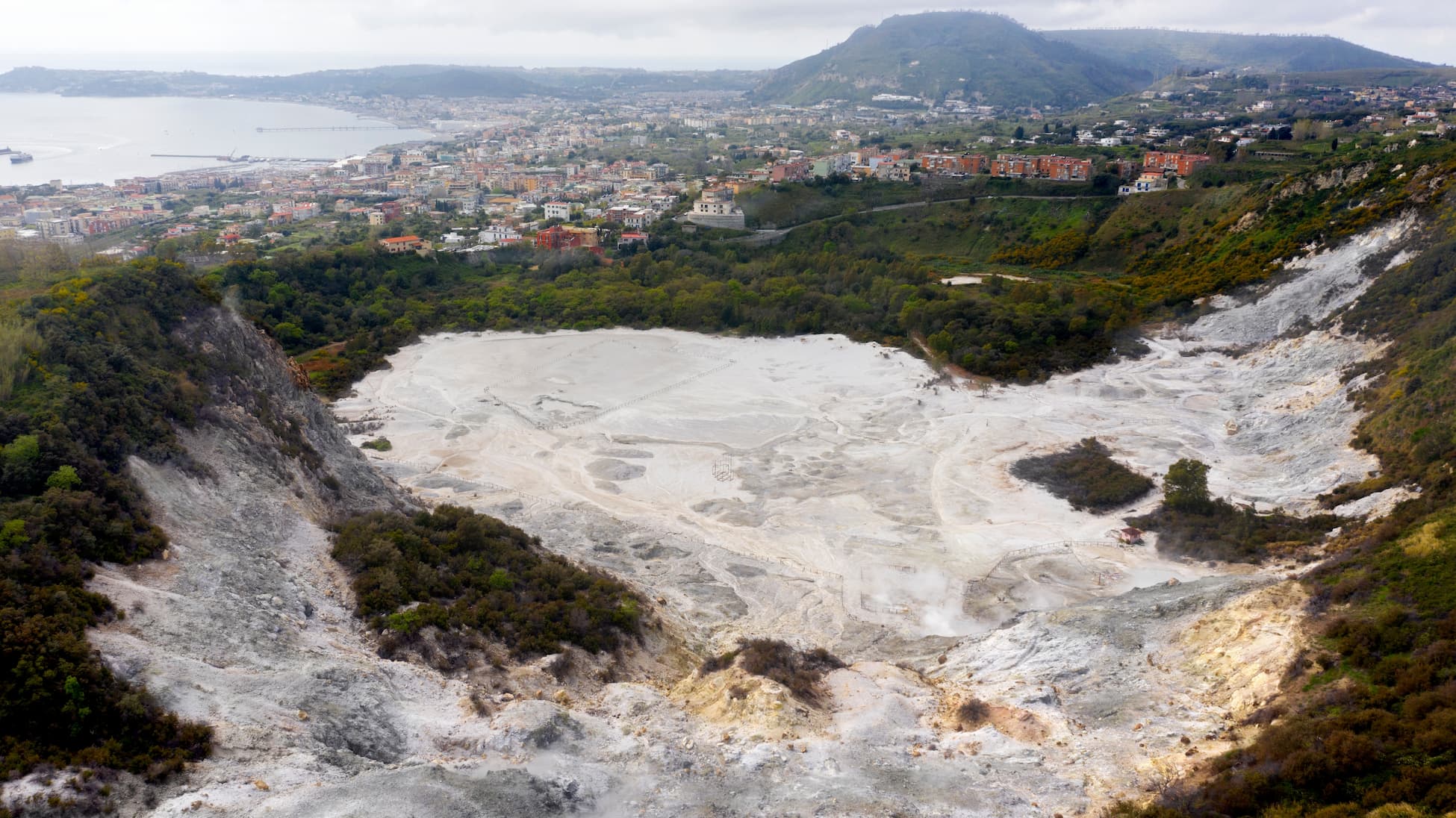 Campi Flegrei, scossa di magnitudo 3.6 avvertita anche a Napoli: la situazione