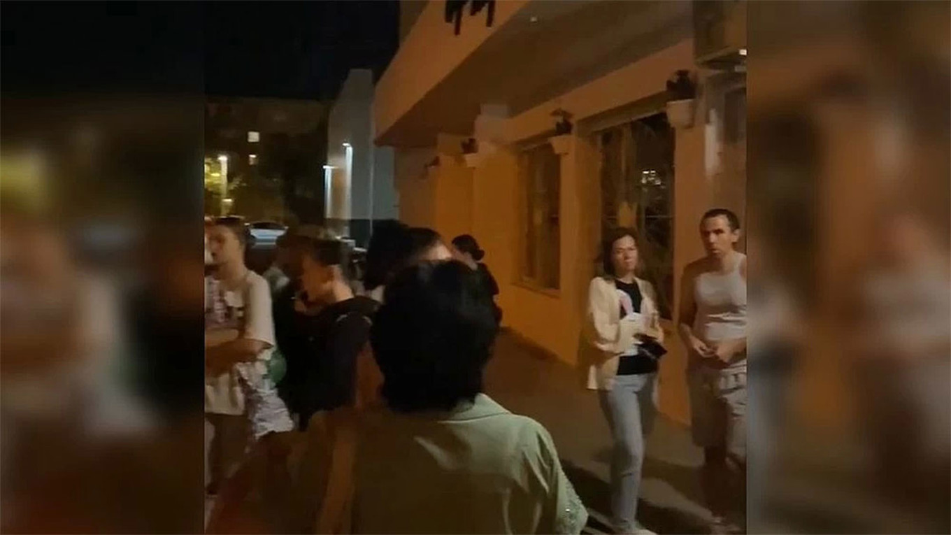 In Crimea residenti allontanati da un rifugio antiaereo durante un allarme: "Solo per il personale" In Crimea residenti allontanati da un rifugio antiaereo durante un allarme: "Solo per il personale"