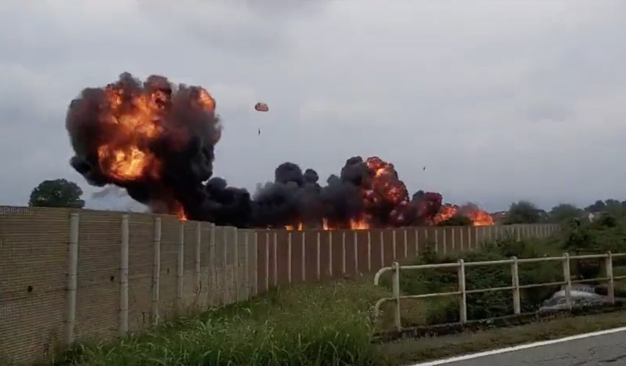 Un aereo delle frecce tricolori si schianta sull'aeroporto di Caselle: muore una bimba di 5 anni