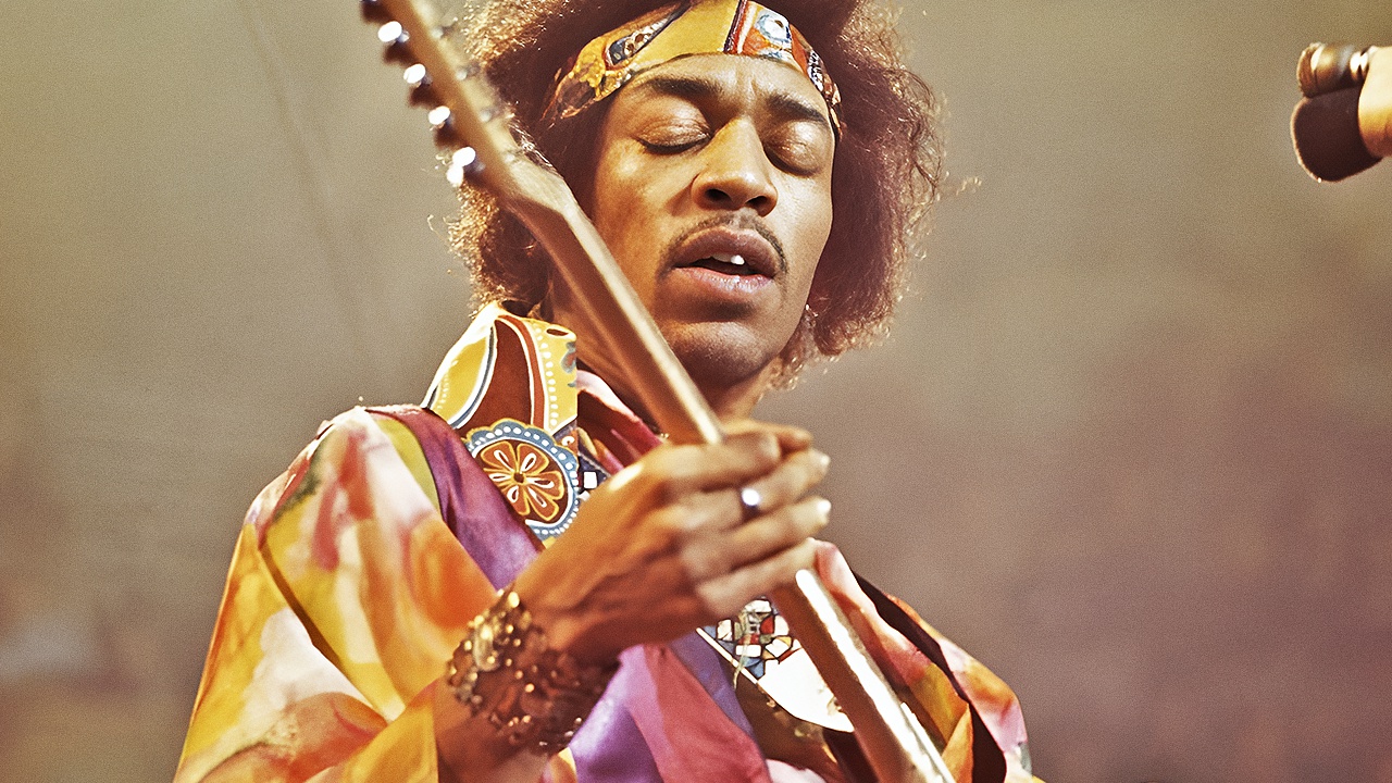 Quando Jimi Hendrix bruciò la chitarra sul palco: il racconto di quel gesto