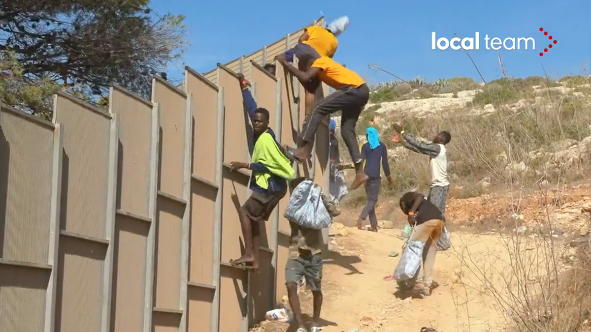 Lampedusa, decine di migranti scavalcano le recinzioni. Il sindaco: "Punto di non ritorno"