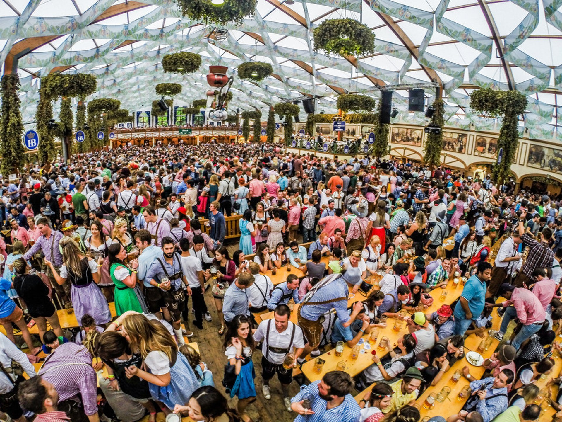 Fanno il saluto nazista durante l'Oktoberfest: arrestati a Monaco due italiani
