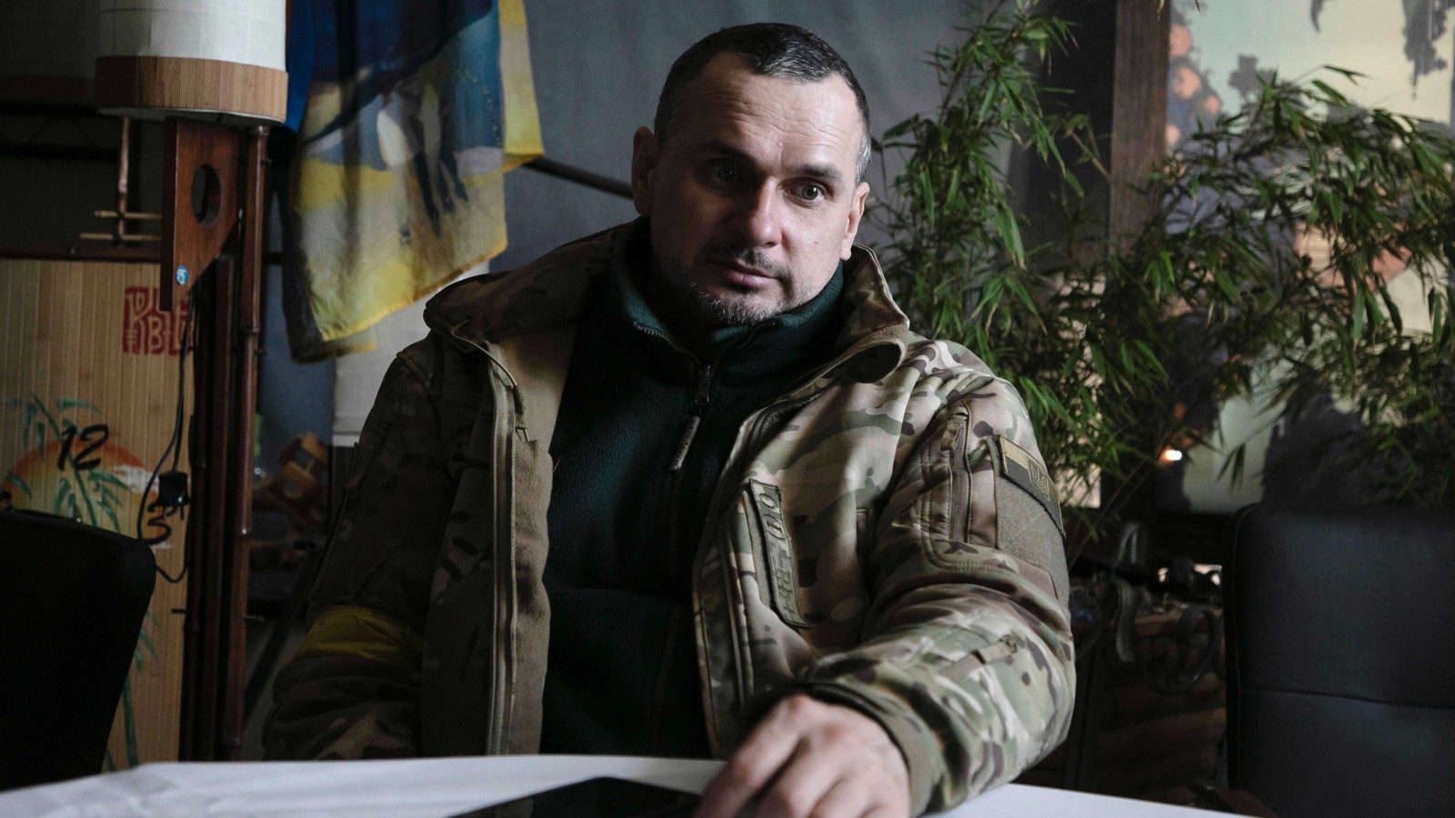 Il regista e attivista ucraino Oleh Sentsov ferito in prima linea