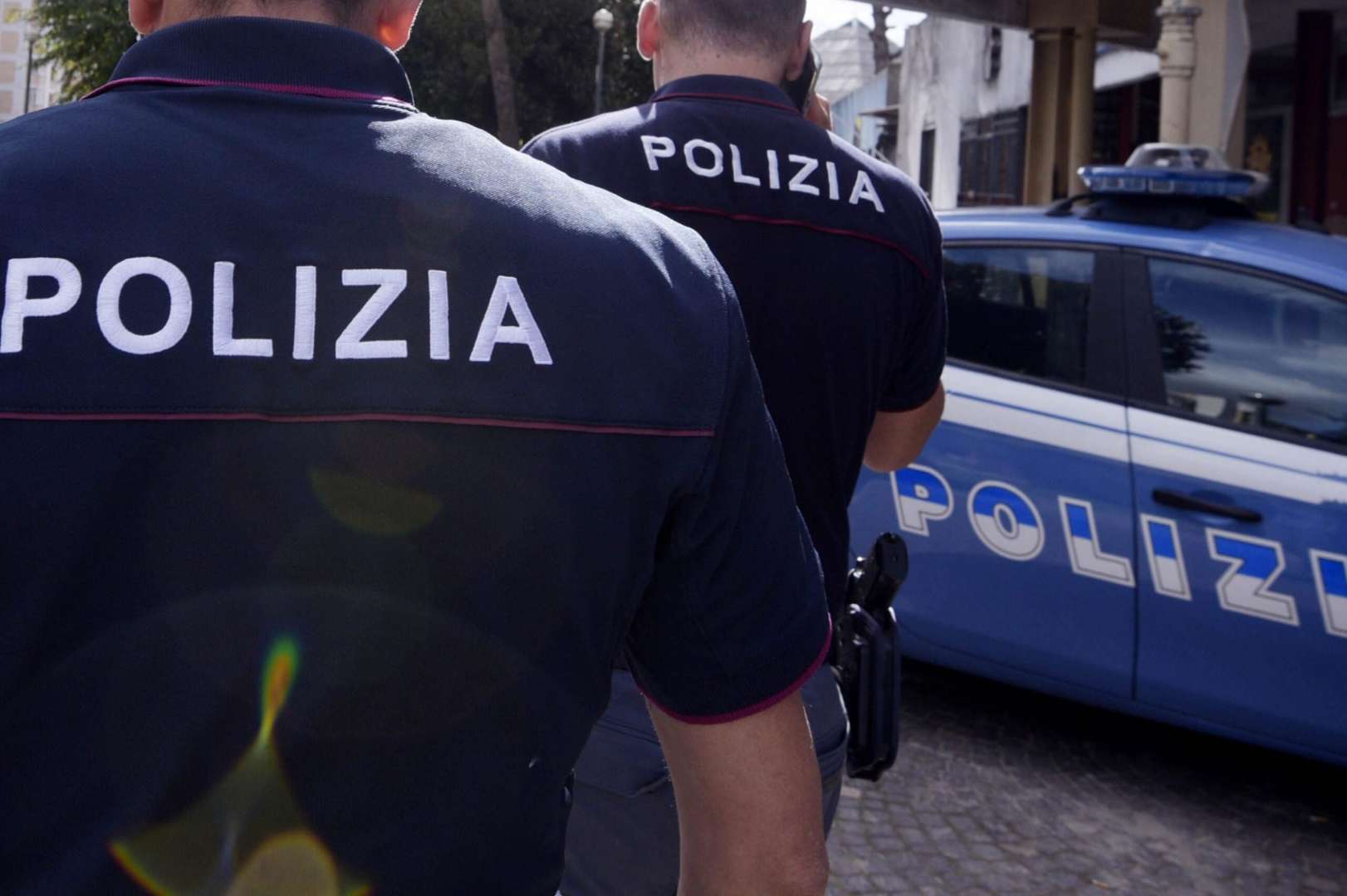 Dà fuoco a un'auto poi si nasconde per 'ammirare' la malefatta: arrestato dai Carabinieri ad Acerra