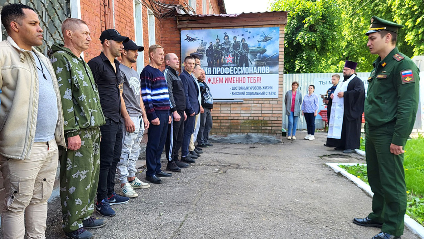 Mosca a caccia di cubani da mandare in Ucraina: in cambio soldi e passaporto russo per loro e le famiglie