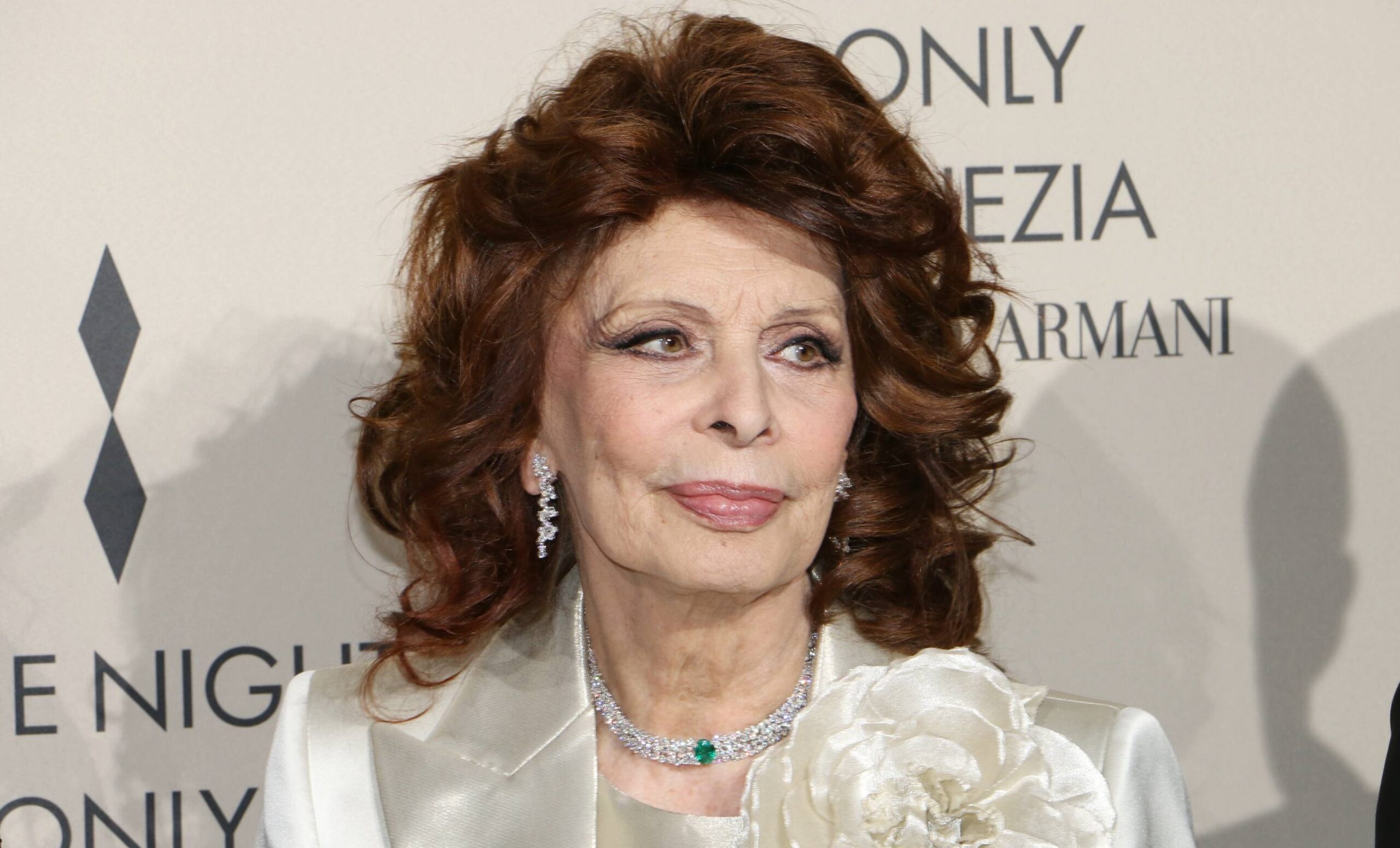 Sophia Loren brutta caduta in casa: operata all'anca, ha diverse fratture