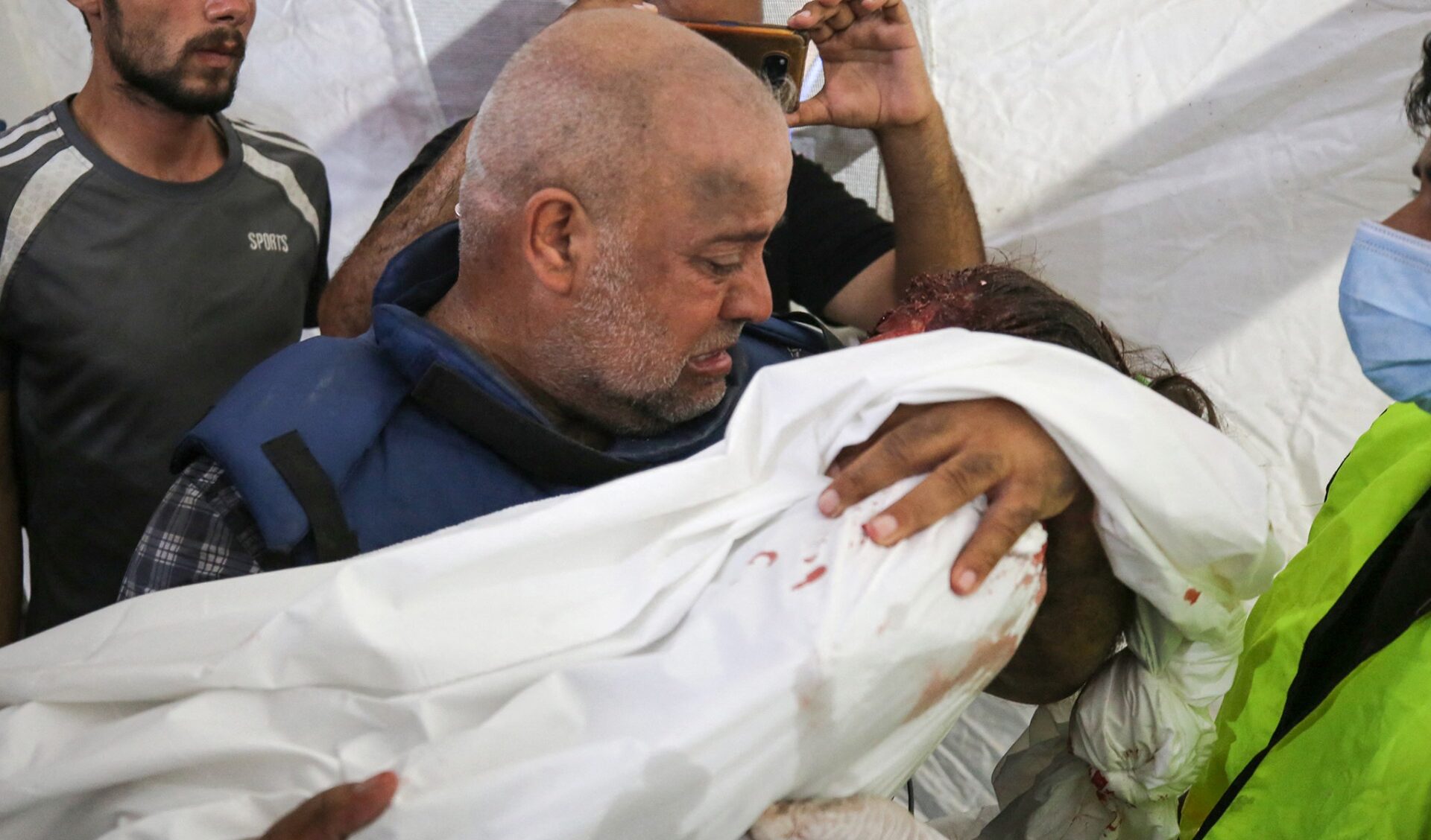 Gaza, le bombe di Israele uccidono la moglie e i figli del corrispondente di Al Jazeera Gaza, le bombe di Israele uccidono la moglie e i figli del corrispondente di Al Jazeera