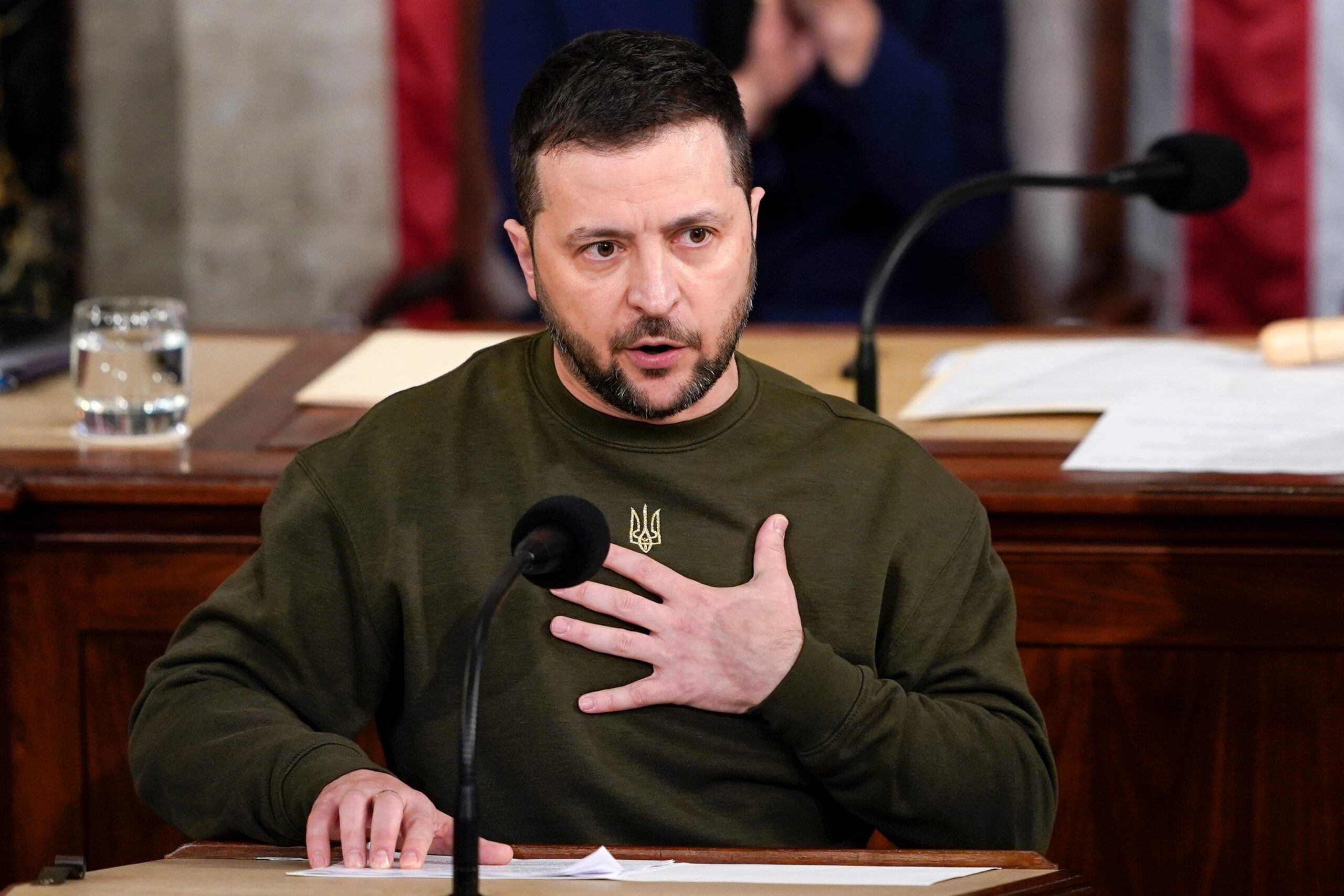 Guerra di Gaza, Zelensky: "Hamas agisce come la Russia, non si può tacere". Poi sugli Usa...