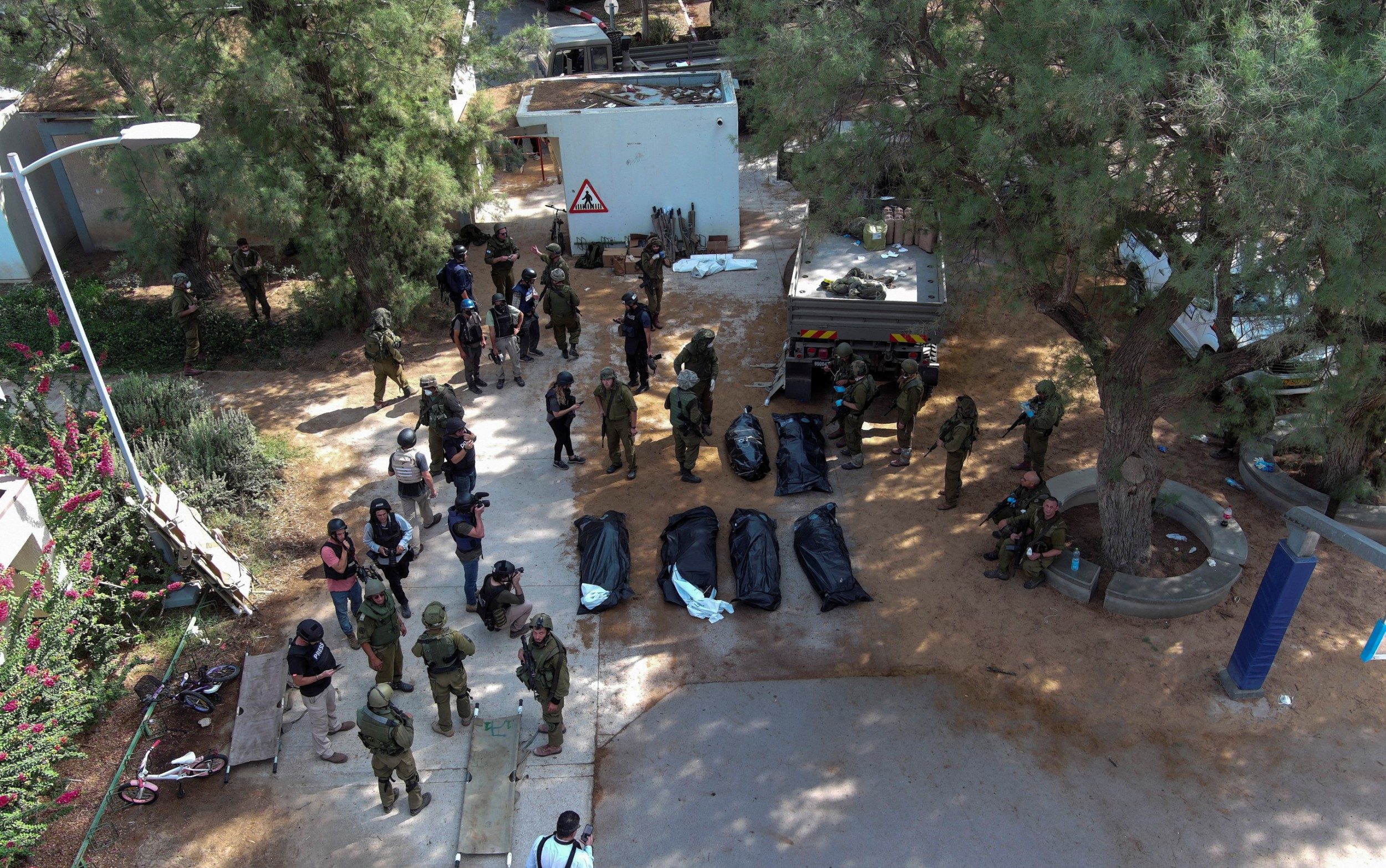 Testimonianza dal Kibbutz Kfar Aza: "Sterminate famiglie con bambini, i jihadisti hanno ucciso tutti" Testimonianza dal Kibbutz Kfar Aza: "Sterminate famiglie con bambini, i jihadisti hanno ucciso tutti"