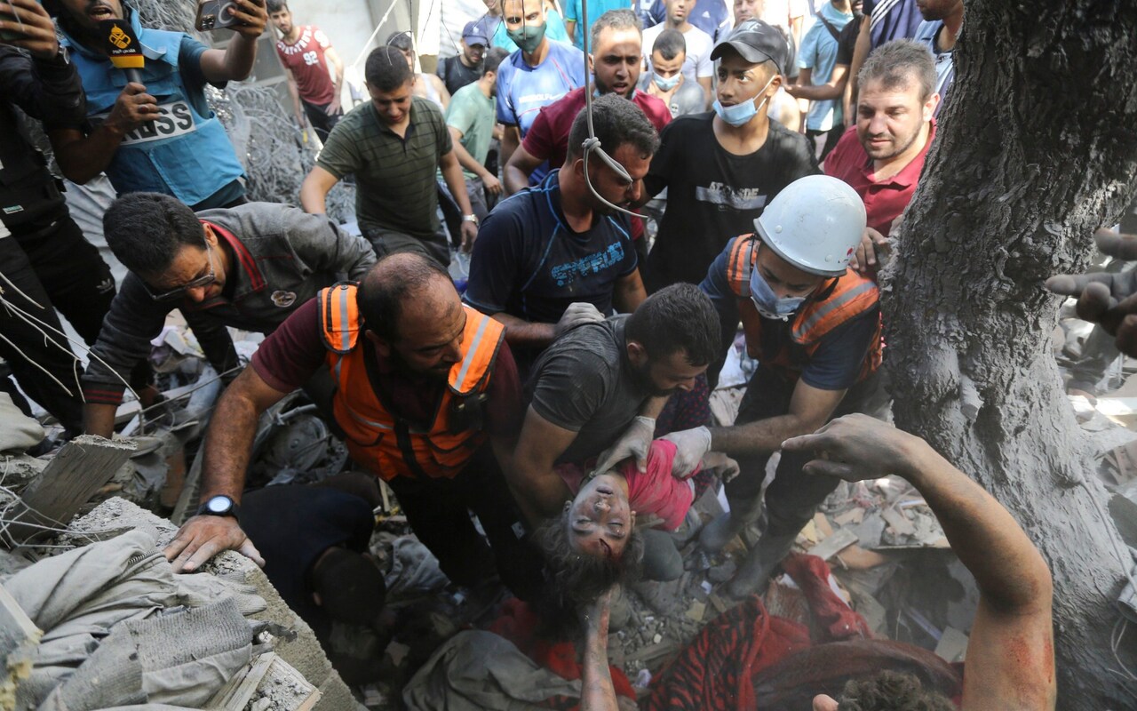 Gaza, l'Onu costretta a evacuare le scuole piene di rifugiati palestinesi dopo un alert di Israele