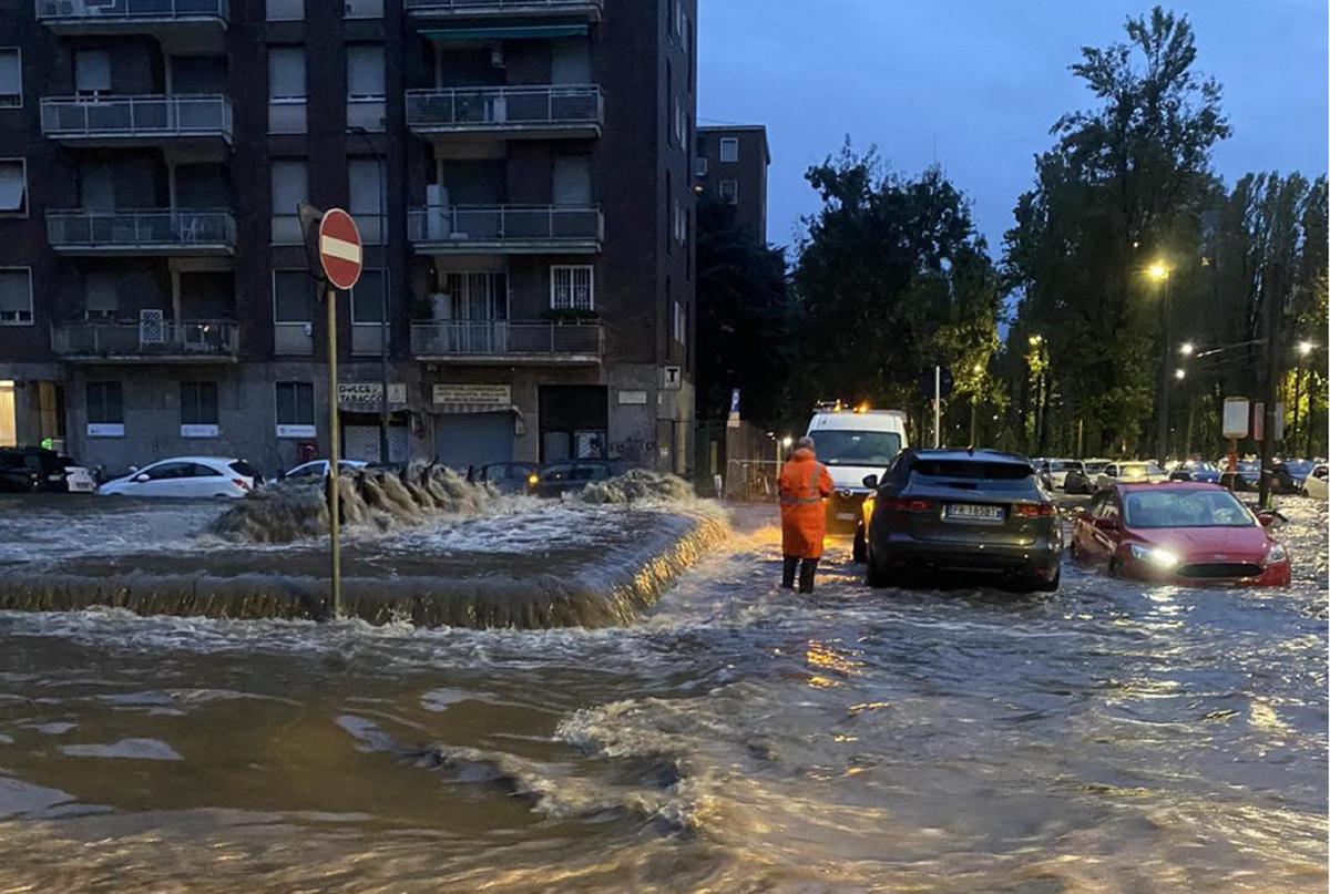 Maltempo, il Seveso e il Lambro oltre i limiti di guardia: strade chiuse e Protezione civile in allerta