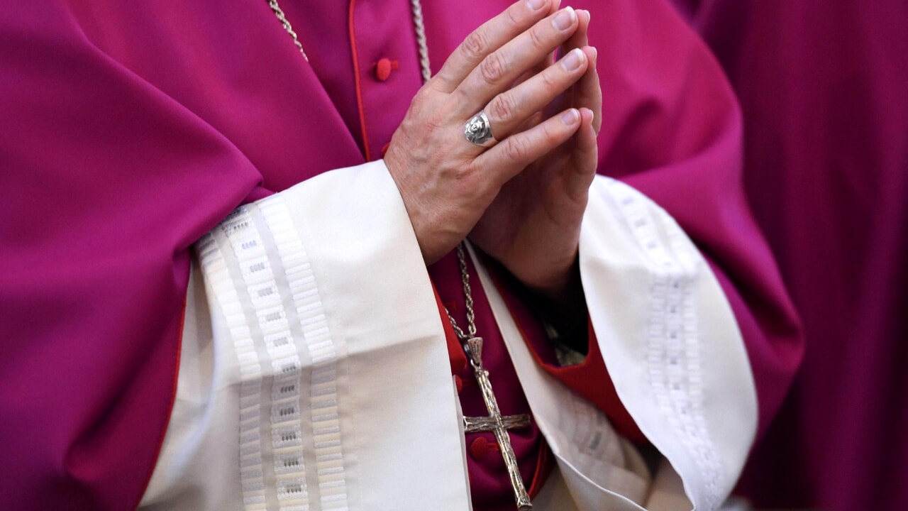 Orgia gay in casa di un prete, il Vescovo si dimette: ecco la decisione di Papa Francesco