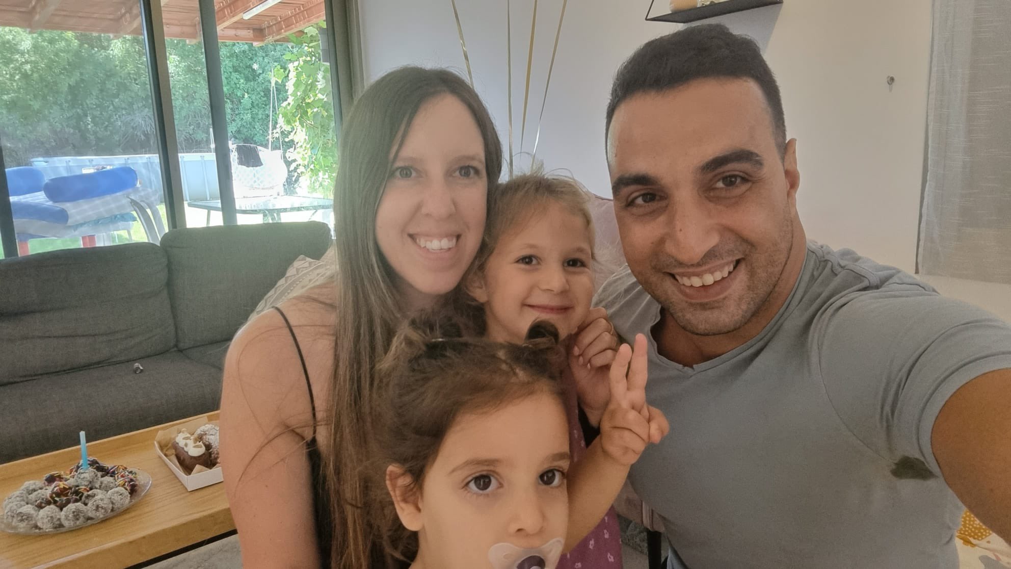 Il padre delle figlie rilasciate da Hamas: "Felice ma non festeggio finché ci saranno ostaggi"
