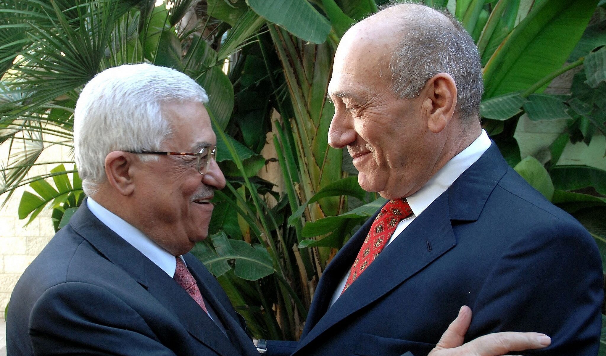 Israele, l'ex premier Olmert contro Netanyahu: "Un fanatico capo di messianici criminali"