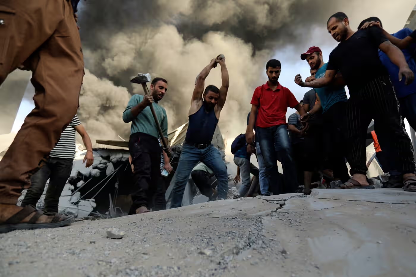 Gaza, Israele bombarda il campo profughi di Al Maghazi: 51 morti