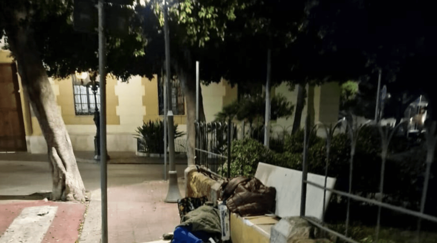 La notte della mamma migrante e del bambino sui cartoni davanti alla prefettura di Agrigento