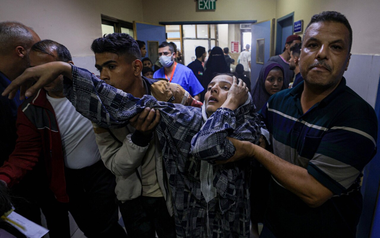 Gaza, bombe e sparatorie senza fine: fallito il tentativo di evacuare l'ospedale al-Quds Gaza, bombe e sparatorie senza fine: fallito il tentativo di evacuare l'ospedale al-Quds