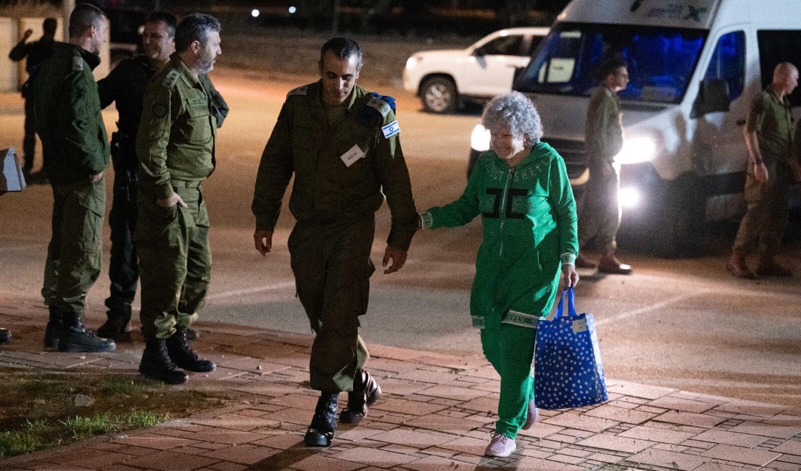 Una prigioniera di Hamas aveva saputo dalla radio che il figlio era stato ucciso Una prigioniera di Hamas aveva saputo dalla radio che il figlio era stato ucciso