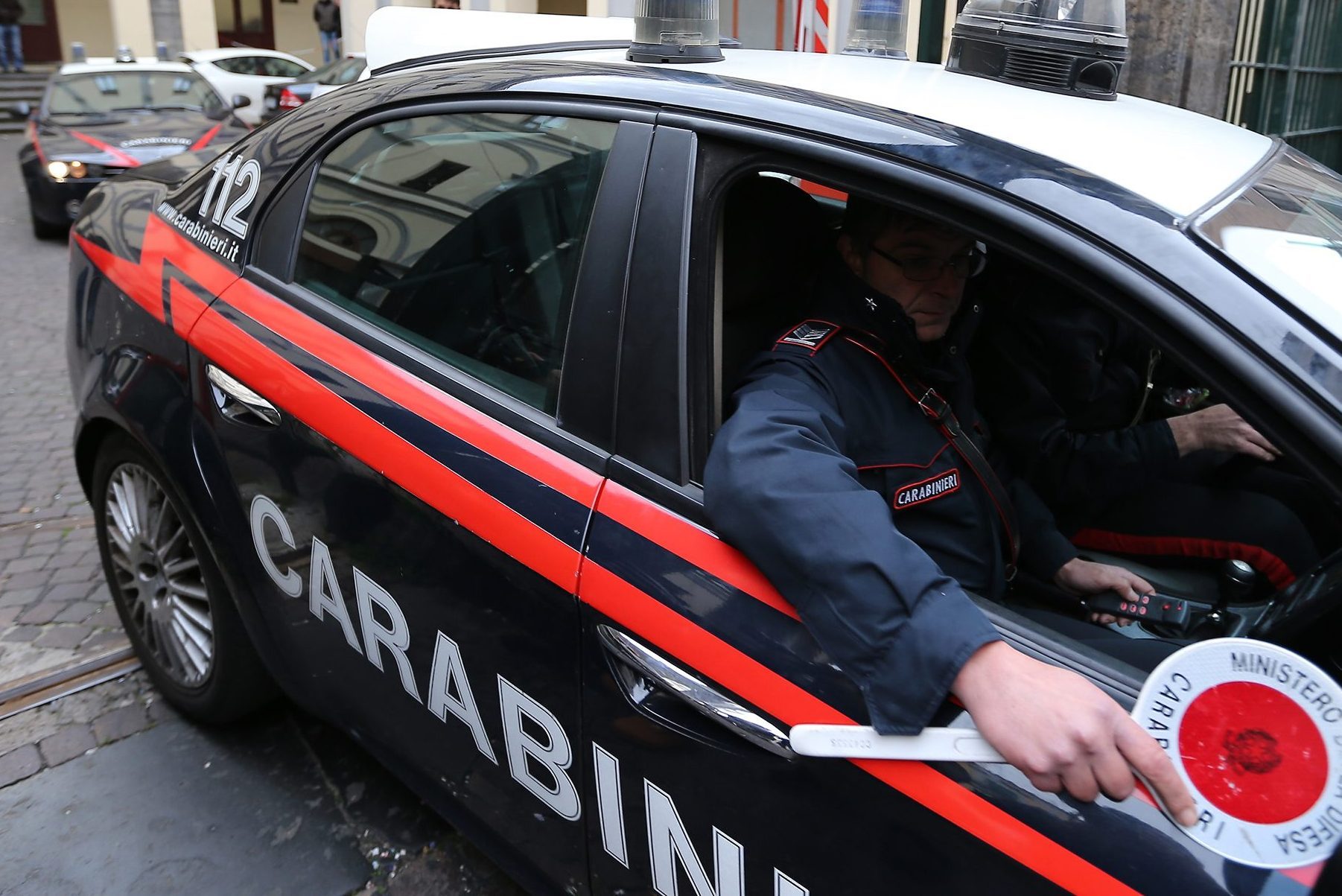 Tenta di strangolare l'ex compagna mentre festeggiavano il suo compleanno: arrestato un 36enne rumeno