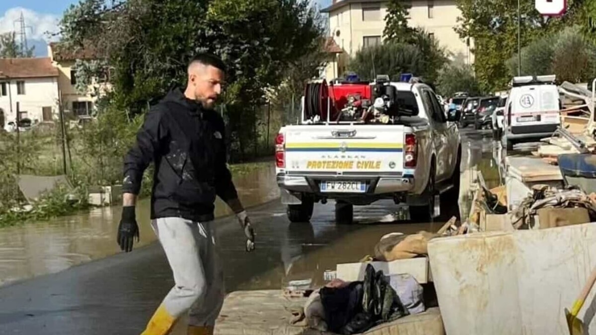 Maltempo, Biraghi spala il fango a Campi Bisenzio: il grande gesto del capitano della Fiorentina