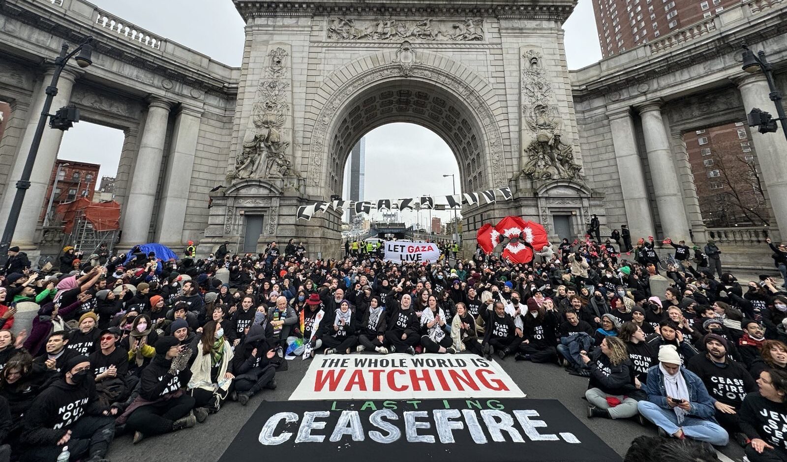 Gli ebrei di New York bloccano il Manhattan Bridge a New York per chiedere un cessate il fuoco a Gaza Gli ebrei di New York bloccano il Manhattan Bridge a New York per chiedere un cessate il fuoco a Gaza