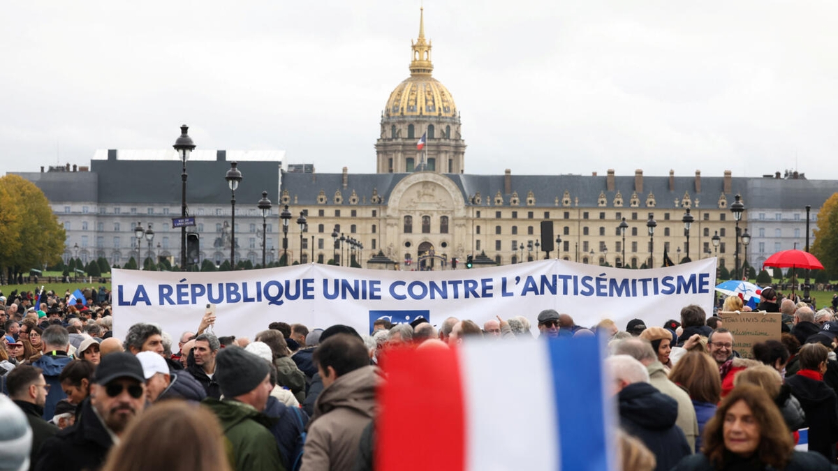 A Parigi grande folla per protestare contro l'antisemitismo A Parigi grande folla per protestare contro l'antisemitismo