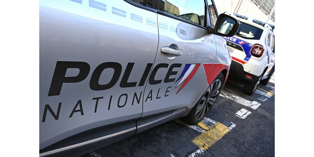 Donna ebrea pugnalata in casa: l'aggressore incide una svastica sulla porta