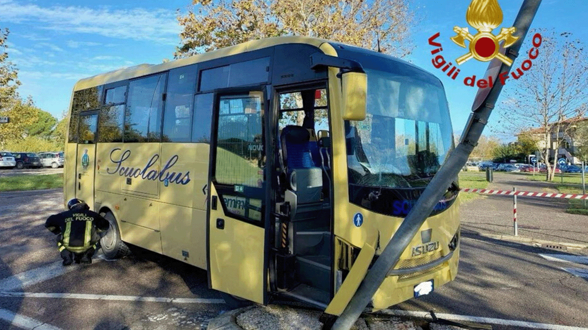 Scuolabus contro un palo: 12 bambini contusi a Castiglion del Lago