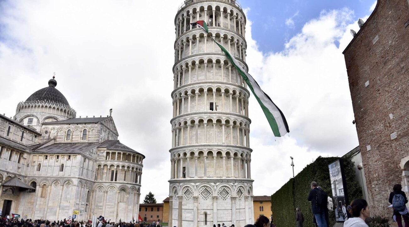 Studenti per il cessate il fuoco, issano una bandiera della Palestina sulla Torre di Pisa