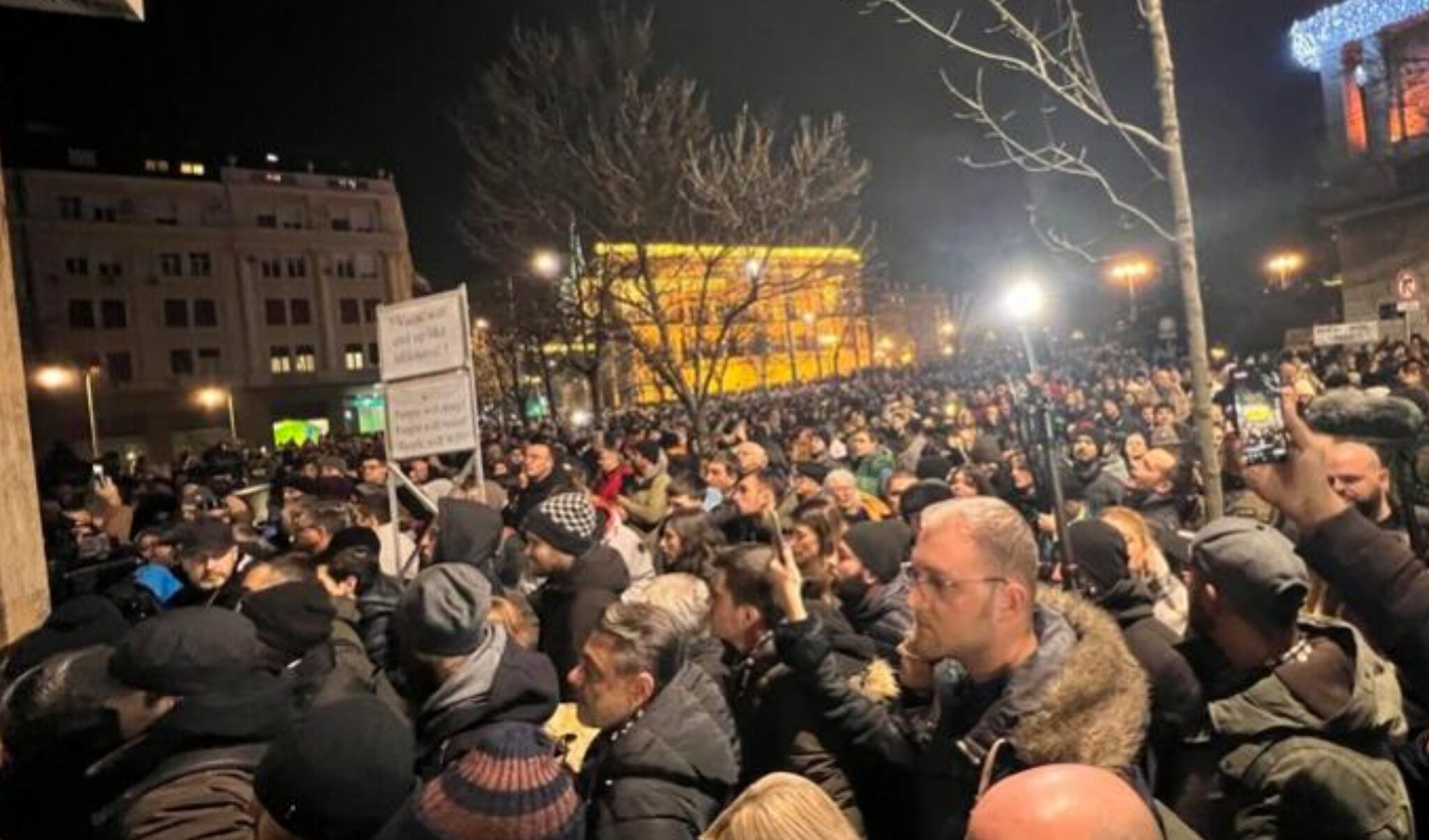 In Serbia resta alta la tensione dopo le accuse dell'opposizione al governo di brogli alle elezioni