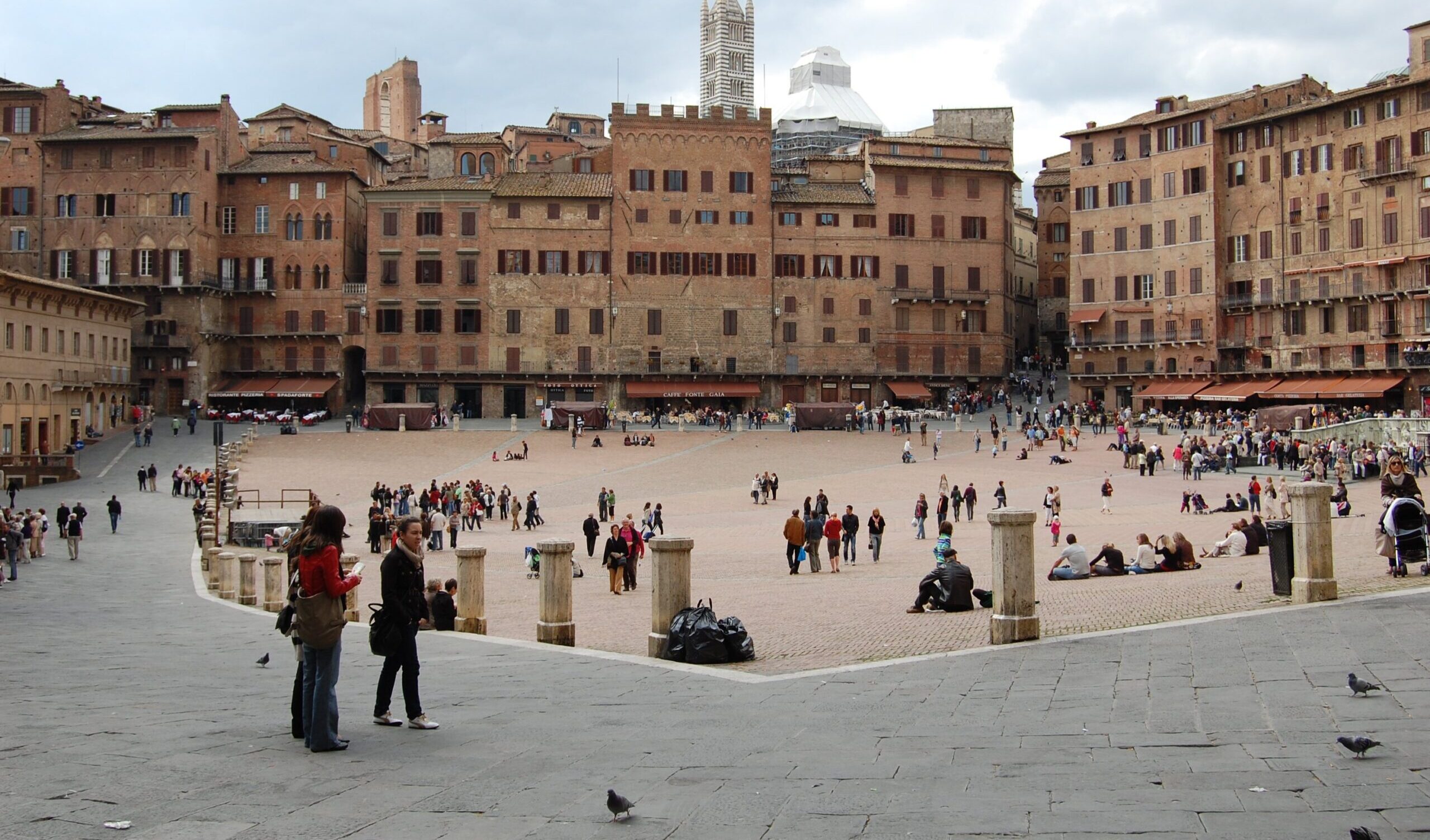 I settecento anni in stile tirolese del mercato nel Campo di Siena