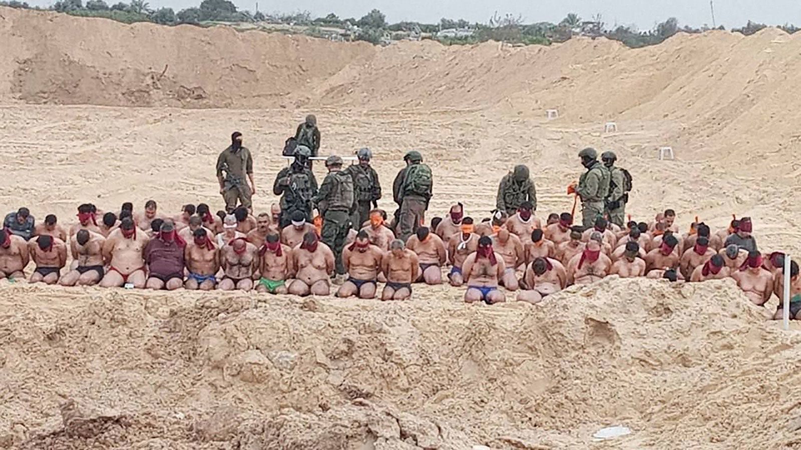 Prigionieri denudati, Israele si giustifica: "Solo per vedere se hanno corpetti esplosivi"