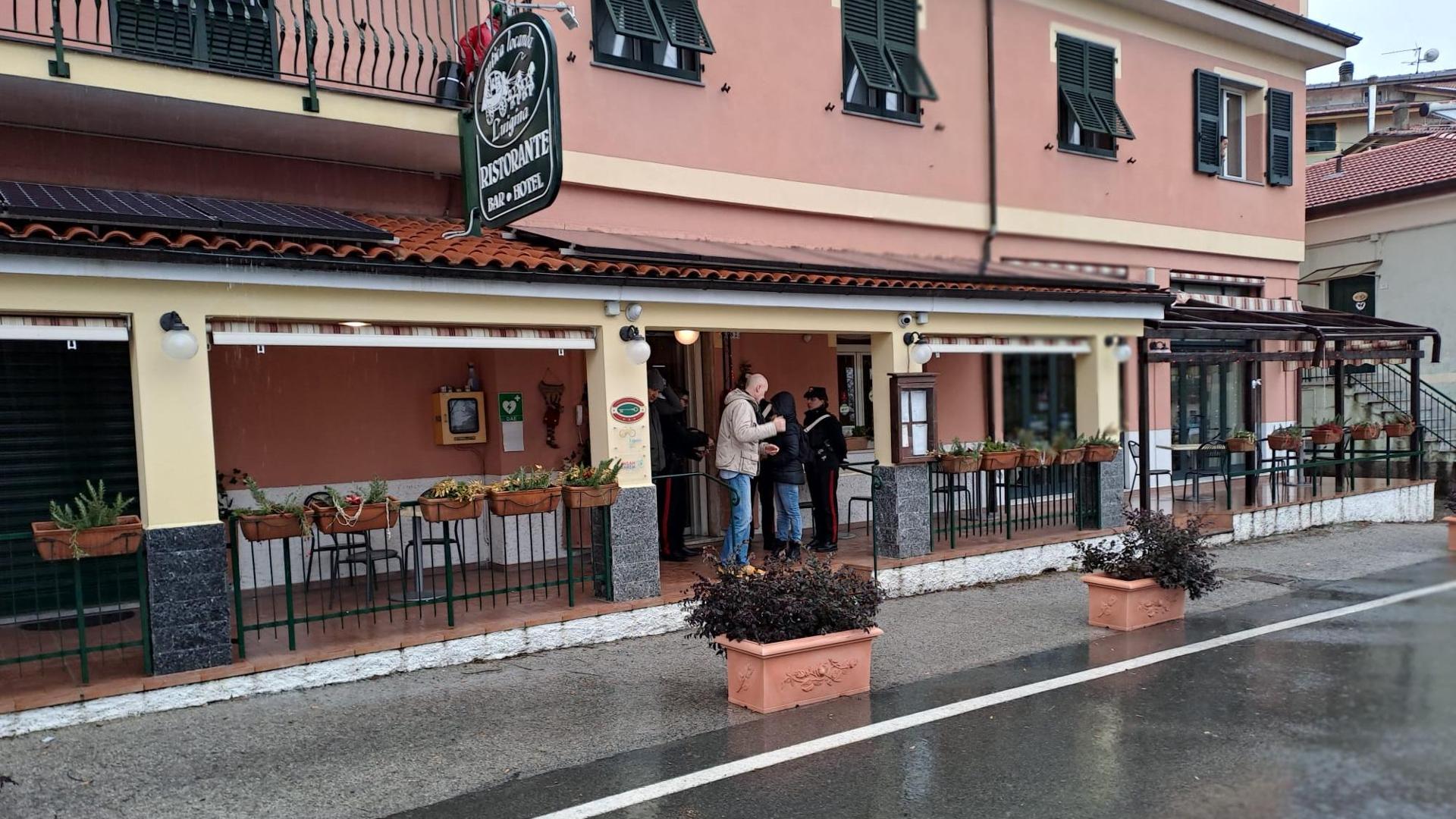 Uccisa a coltellate in un albergo, fermato il marito: la famiglia li stava cercando da 12 giorni